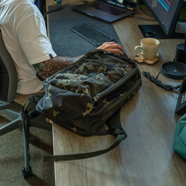 NEW Korda Commuter Rucksack Dark Kamo! - Image 4